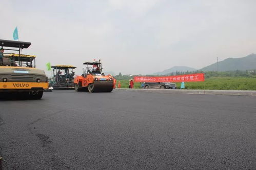 351國(guó)道浦江段開(kāi)始攤鋪瀝青路面 為12月底前通車創(chuàng)造條件