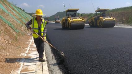 戰高溫斗酷暑 趕工期搶進度 230國道紅安縣七里坪至縣城段改擴建工程穩步推進