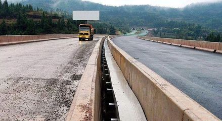 好消息!巴萬(wàn)高速首段路基通過(guò)驗(yàn)收進(jìn)入路面鋪筑施工階段_碎石