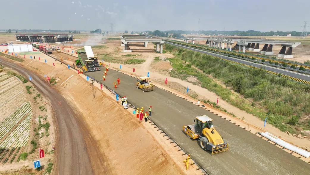 濟(jì)商高速公路濟(jì)寧段開(kāi)啟路面工程施工